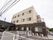 施設は３階建ての建物である。２階と３階には、バルコニーが設けられている。正面玄関前には車寄せがある。