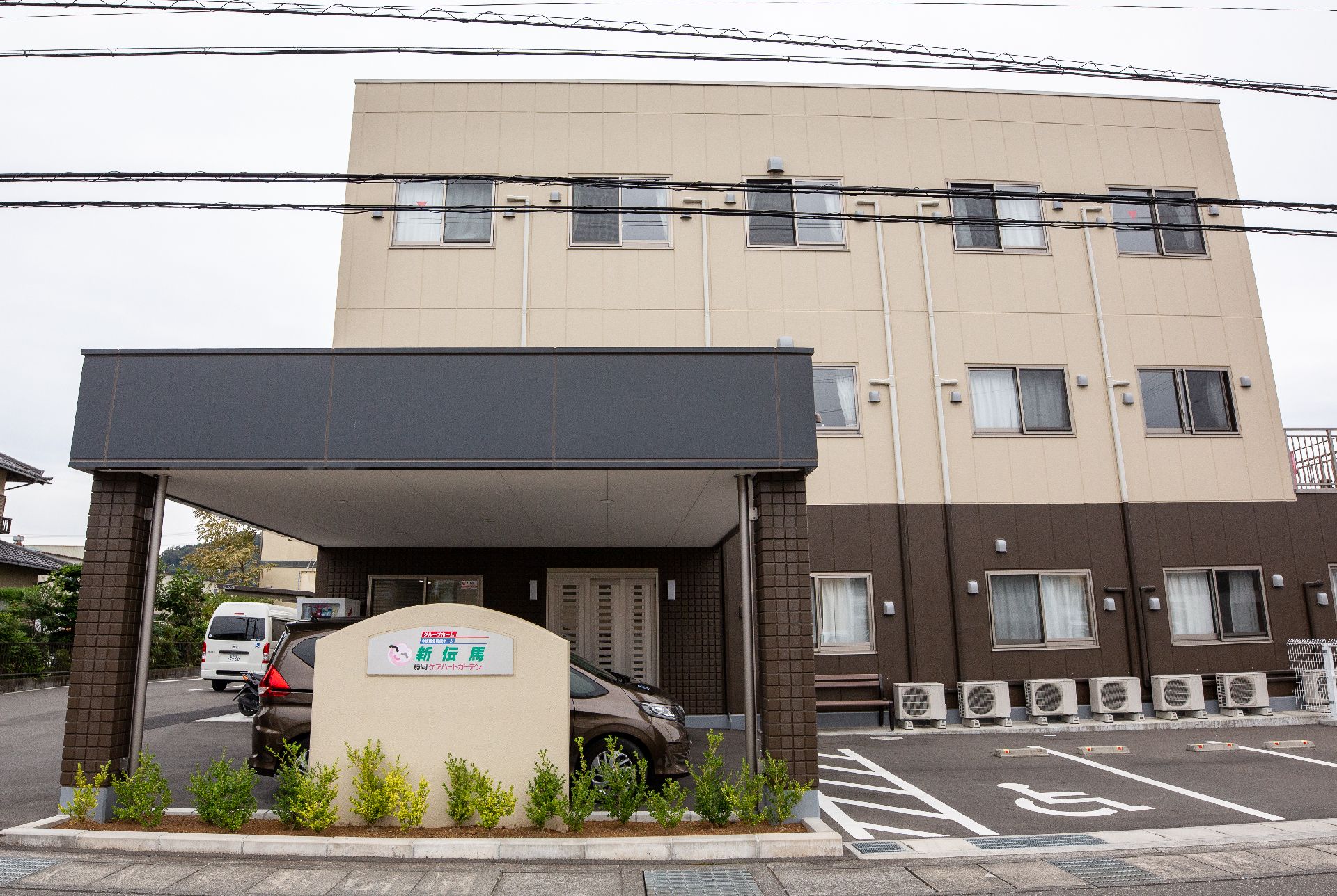 「静岡ケアハートガーデン新伝馬」の環境イメージ。入居者の外出をサポートするスタッフのイメージ。