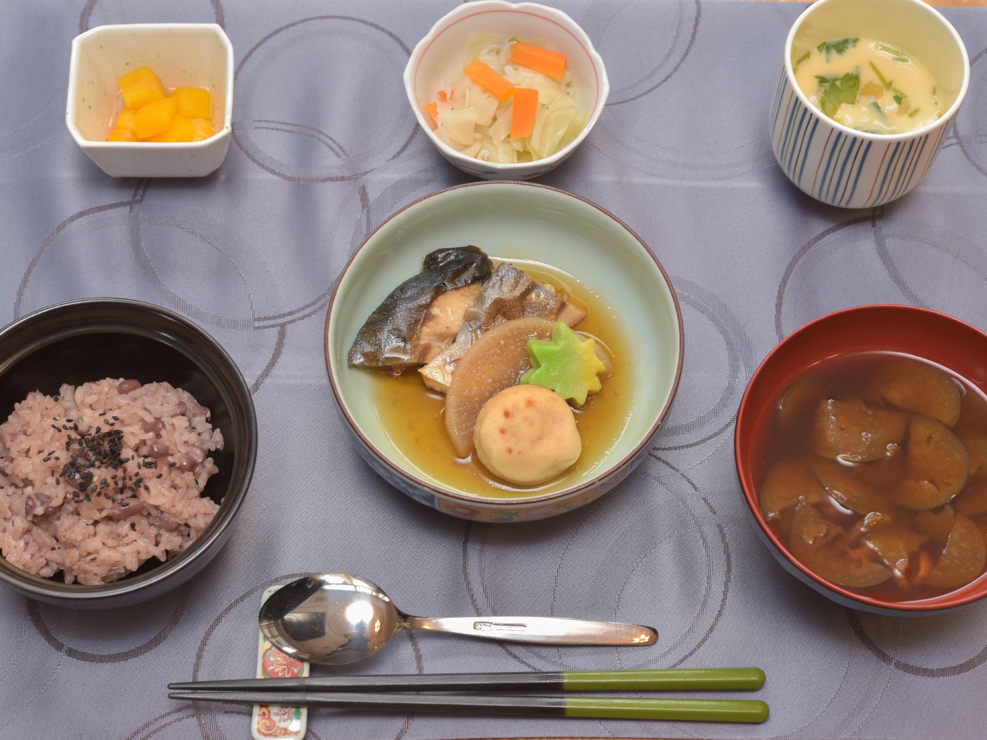 栄養たっぷりの食事。たくさんの野菜を取り入れており、身体に優しい。色鮮やかな見た目なので食欲増進につながる。