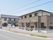 集合住宅の一室に住むような感覚で入居できる、老人ホーム。2階建ての木造、オールバリアフリー。自動販売機も設置されている。