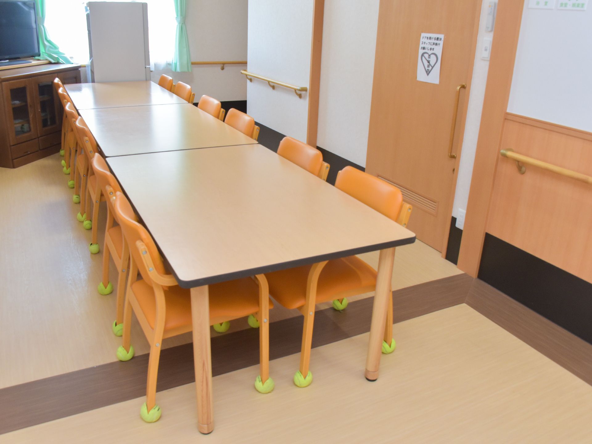 ダイニングには、テーブルと椅子がいくつも置かれている。椅子の脚には、滑り止めがついている。食事や歓談を行うスペース。