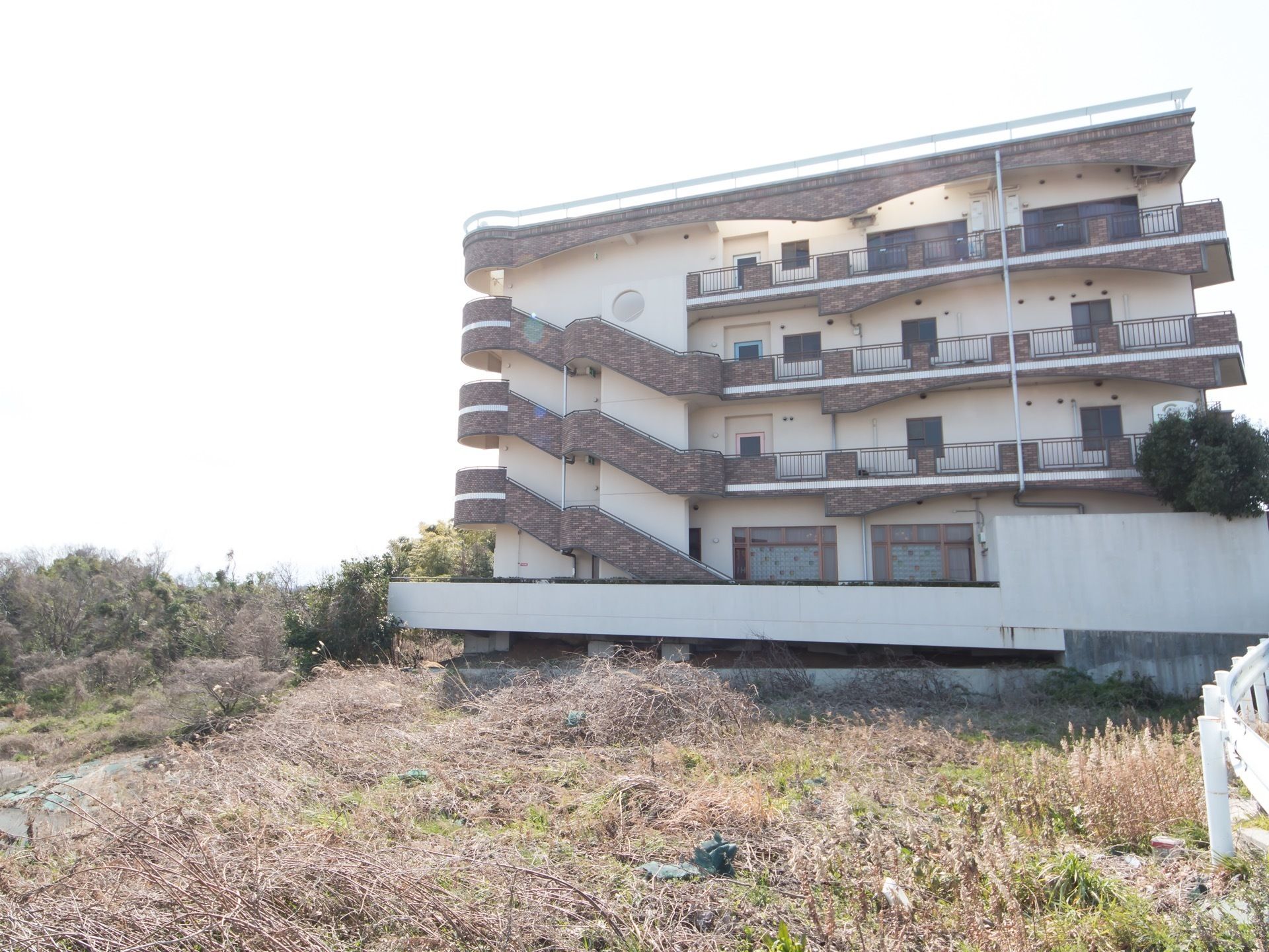 ４階建ての建造物である。周りには建造物がなく、目の前に更地が広がっている。日当たりも良く、自然豊かな環境である。