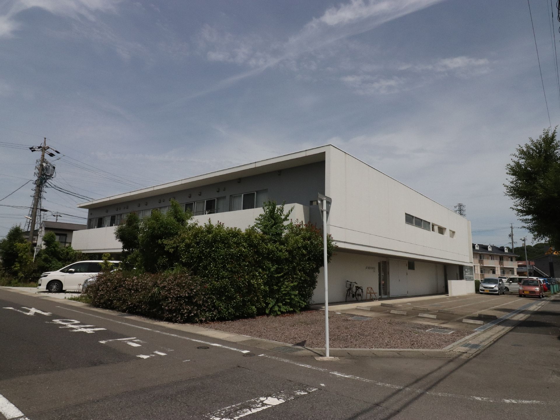 外観は、コンクリート造りの普通のマンションと何ら変わりなく、地域に溶け込んでいる。閑静な住宅街にあり、穏やかな生活ができる。