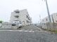 ゆったりとしたアプローチのある建物
