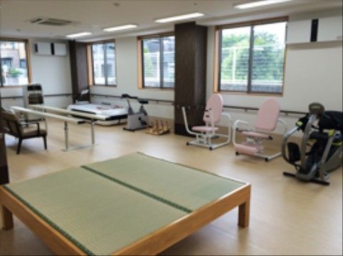 機能訓練器具が並ぶ室内