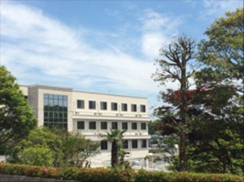 静かな環境にある施設外観