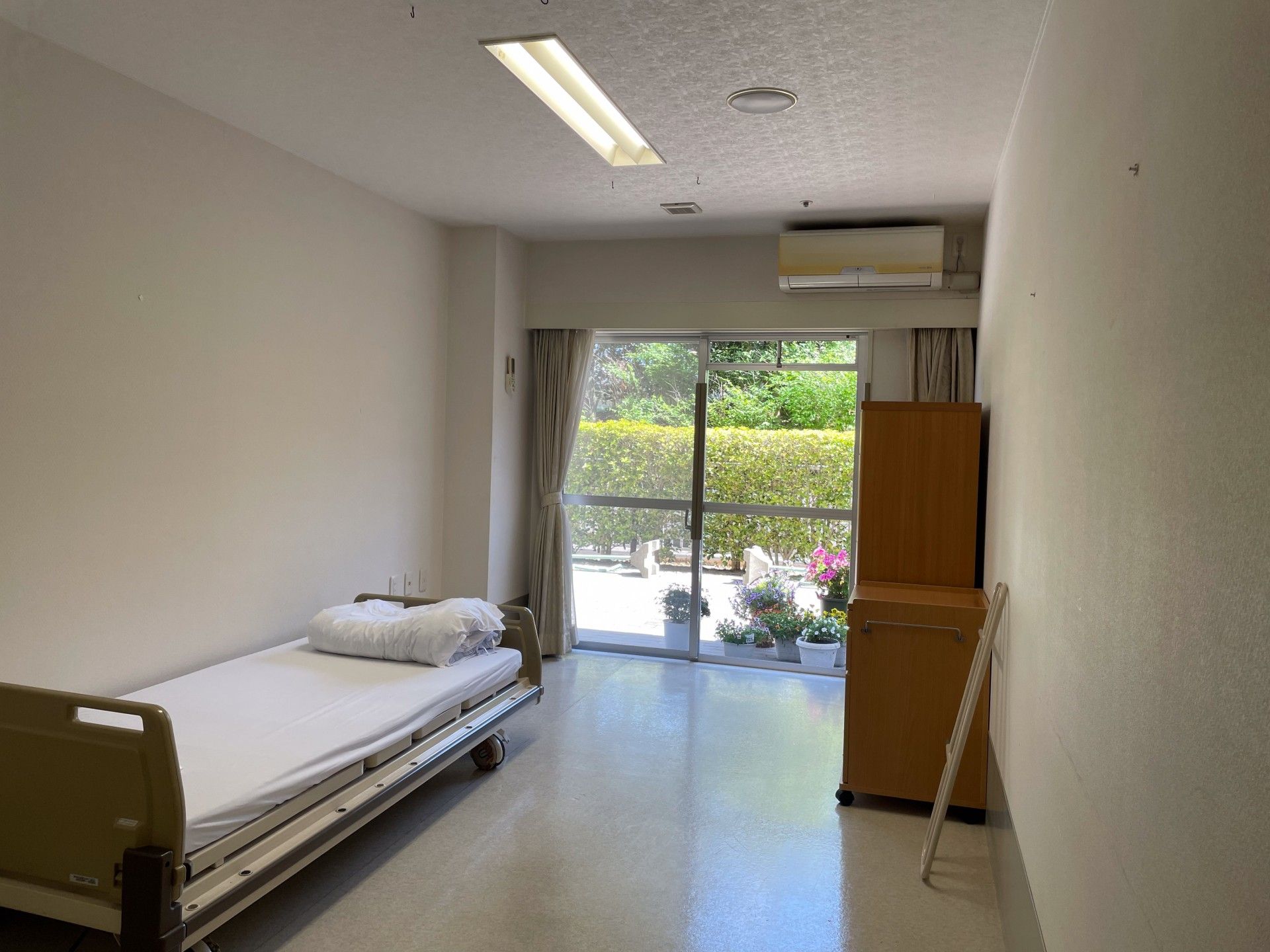 明るい個室の一角