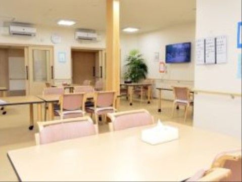 ベージュを基調とし、テーブルがいくつも並べられているフリースペース