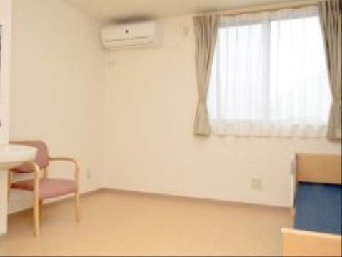 窓からやわらかな日差しが差し込む居室である。空調も完備されており、家具など自由に置けるようになっている。
