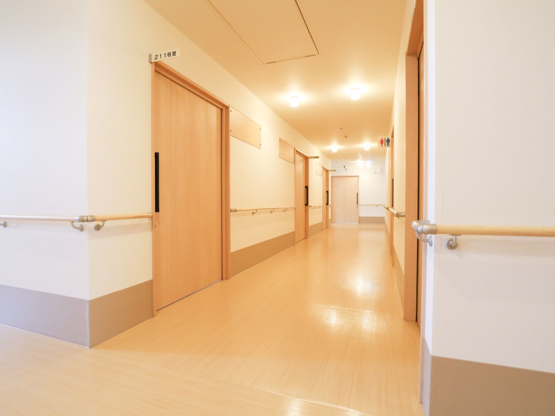 廊下の壁には手すりがついている。通路の幅はしっかりと確保されており、障害物もなくすっきりとしている。