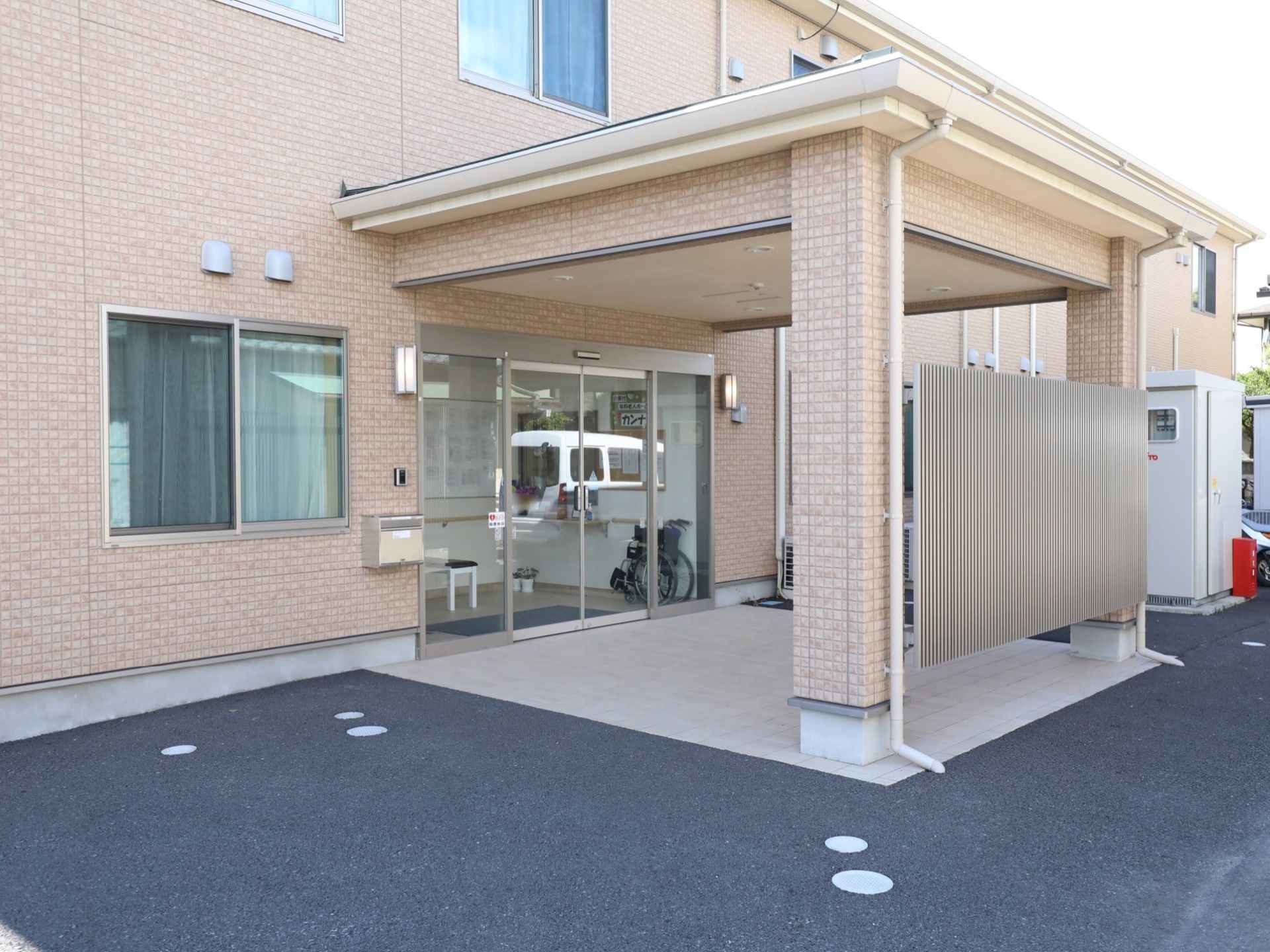 ベージュを基調としたレンガ造で、優しい雰囲気の玄関ポーチ
