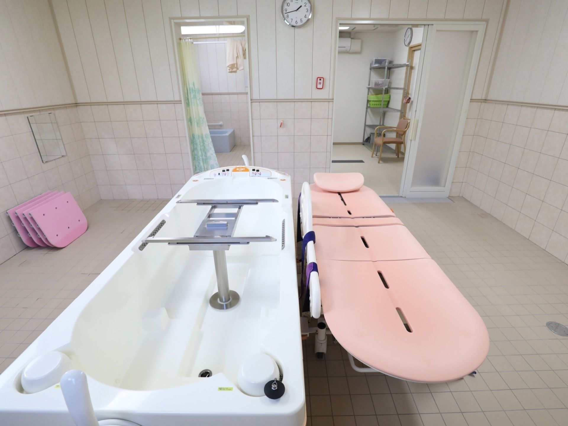 介助用の入浴装置が整えられている、広々とした機械浴室