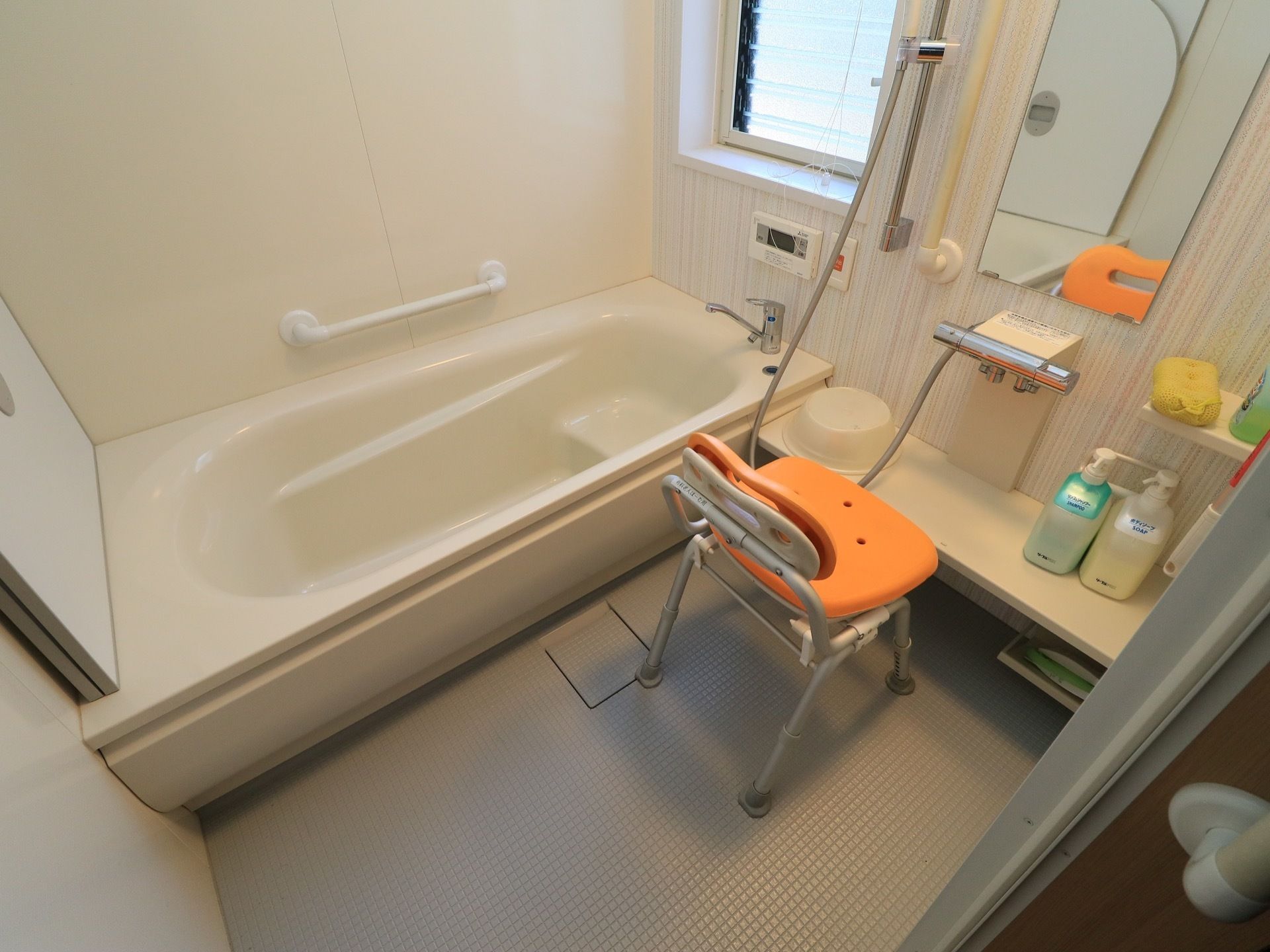 一般住宅と同じような浴槽を備えた個浴室である。小窓があり明るく、換気することができる。シャワーの前には椅子が置かれている。