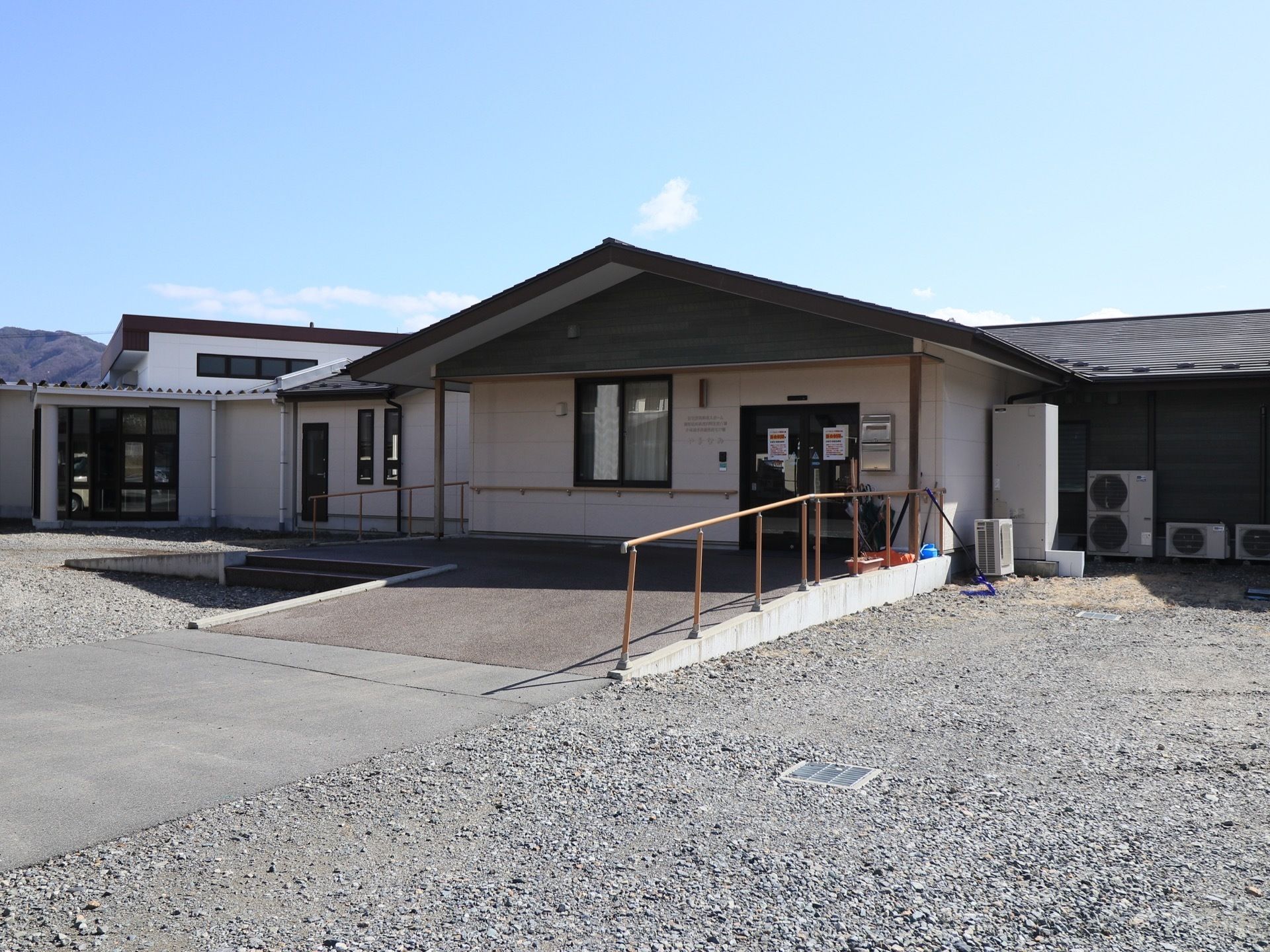 施設玄関までの通路にスロープを用意している。幅は広く、手すりが設置されており、どなたでも通行しやすいような造りとなっている。