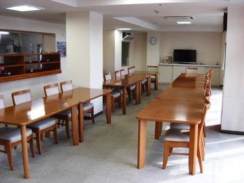 木製のテーブルとイスが整列していて、落ち着きのある食堂