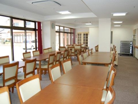 大きな窓がある明るい食堂である。ダイニングテーブルが広いので、ゆっくりと落ち着いて召し上がっていただける。