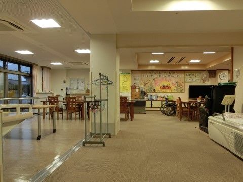 明るく清潔感があふれている共有スペースである。十分な広さが確保されているので、車椅子をご利用の方でもスムーズに移動できる。
