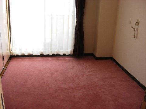 居室内には、明るい配色のカーペットが敷かれている。冬は温かいので快適に生活ができる。家具を持ち込むスペースがある。