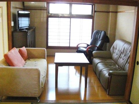 ２人用の居室には、リビングルームが完備されている。ゆったりとしたソファに腰かけて、自宅にいる時のようにリラックスできる。