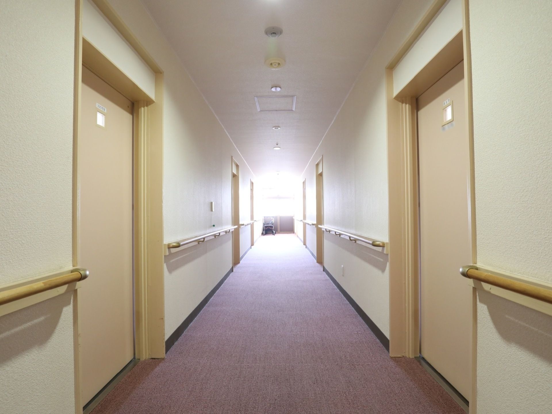 手すりを備え、安全に歩行できる通路である。窓から自然光を十分に取り込めるため、足元が見やすく見通しが良い。