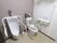 洋式トイレと男性用小便器が並んで設置されている。周囲には安全に使用できるように手すりが取り付けられている。