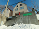 雪に覆われた静かな住宅街