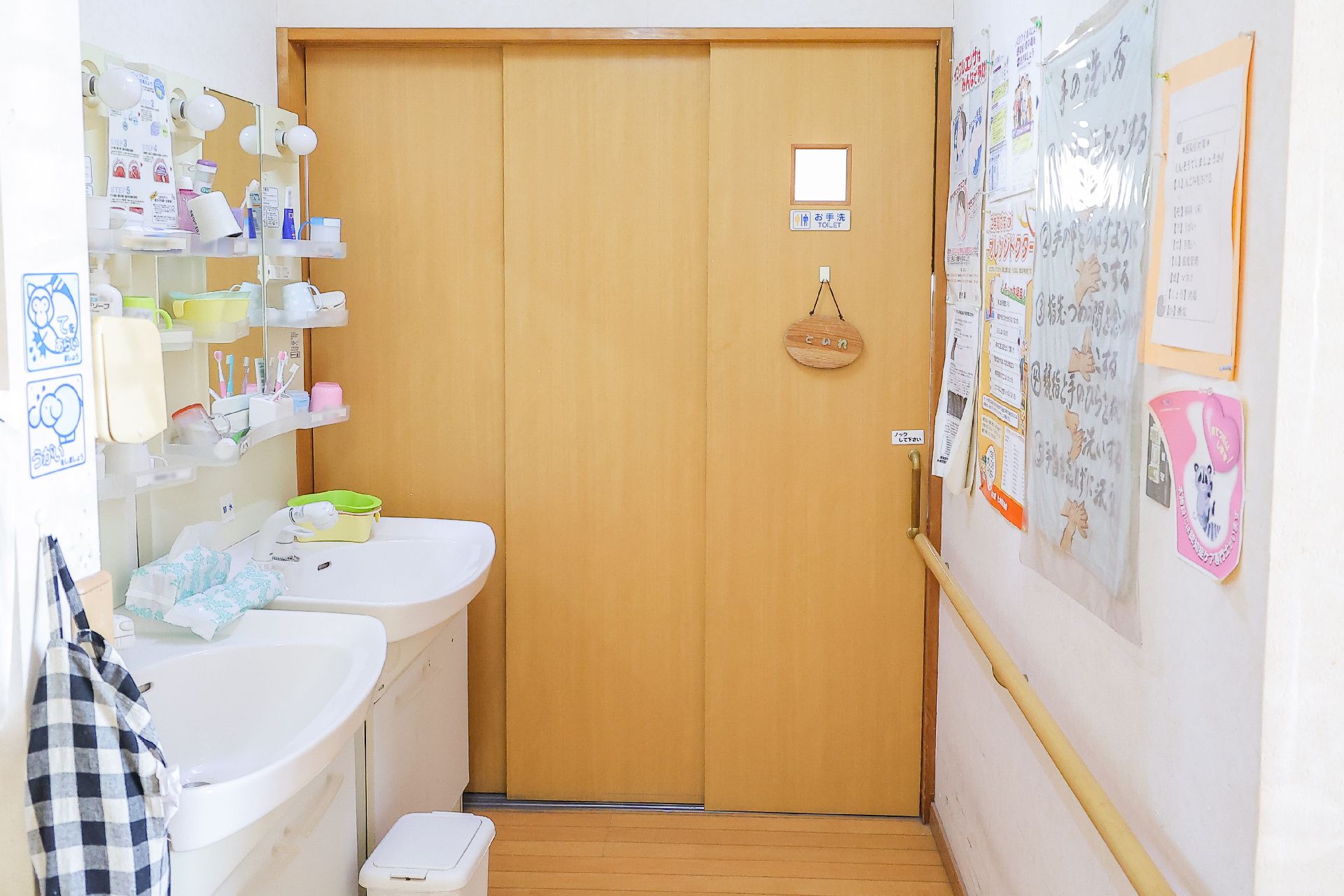 座った状態のままで利用できるように設計された洗面台
