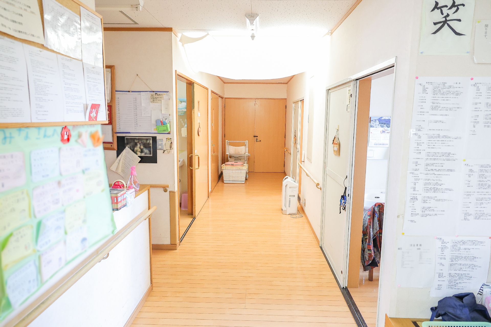 バリアフリー化され、手すりが設置されている廊下