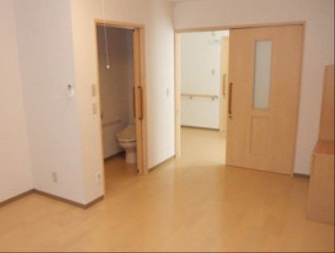 オールバリアフリーの居室空間である。個室であるのでご愛用のものをご自身の居室空間に持ち込むことが可能である。