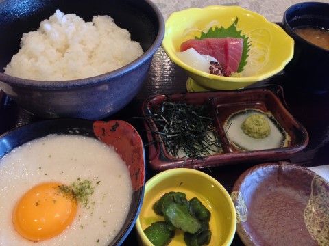 食事の一例。ご飯と味噌汁があり、メインはお刺身である。すりおろしたとろろ芋に、生卵が載っているものもある。