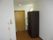洗面台横にダークブラウンの木製の収納棚が置かれている。居室の扉はスライド式となっており、鍵が掛けられるようになっている。