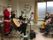 クリスマス会の様子である。サンタのコスプレをしたり、トナカイの覆面を被ったりしたスタッフが出し物をしている。
