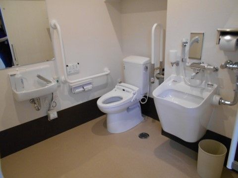 オストメイト対応のトイレである。洗面台や大きな鏡も設置されている。車椅子をご利用の方も使いやすい設計。