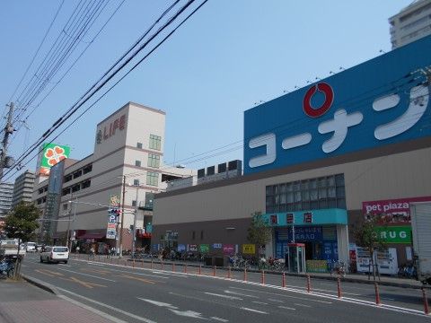近隣に大型スーパーが複数立っており、日用品や食料品揃えることができる。使い分けもできてとても便利な環境に立地している。