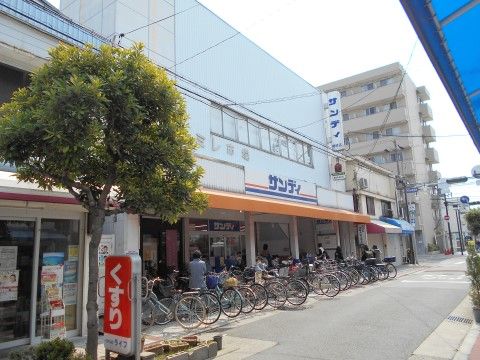 スーパーマーケットが施設の近くにある。食料品や日用品など品数が豊富なので、必要な時に買い物に出かけられる。