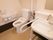 白を基調とした余裕のある広いトイレである。安全性を考慮し、手すりも設置されている。温水洗浄便座仕様で、洗面台もボタン一つで水が出る。