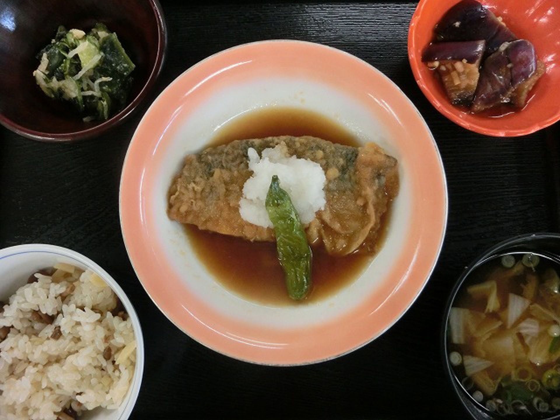 煮つけの魚料理をメインおかずに、小鉢を２品、ご飯と汁物の食事内容である。また、ご飯の調理にも工夫を凝らしている。