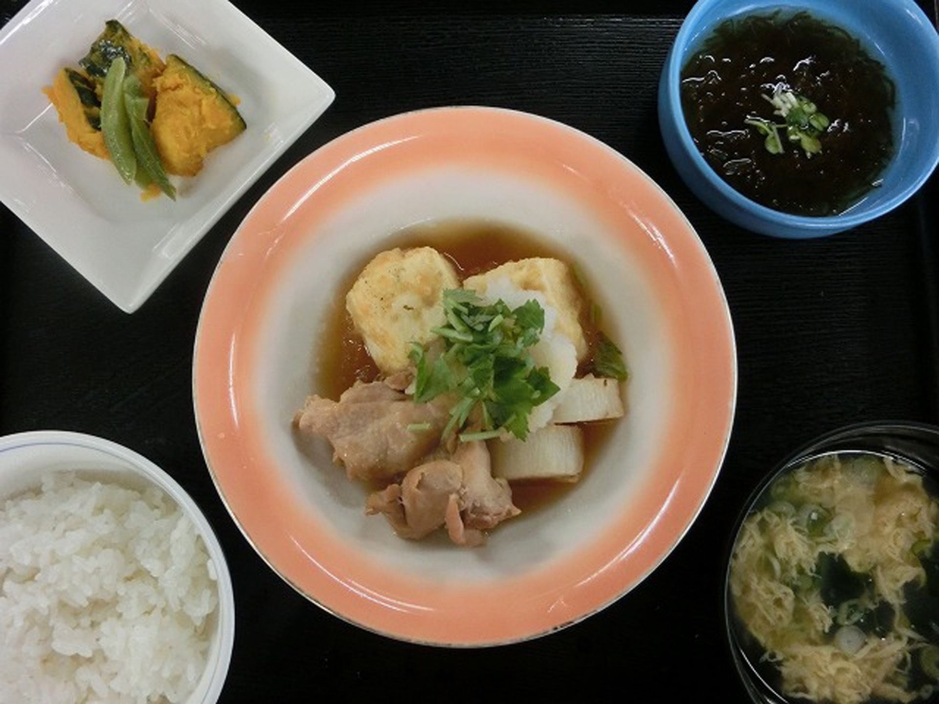 メインと小鉢２品のおかずに、ご飯と汁物である。肉、野菜、海鮮など、新鮮な食材を豊富な調理法で作った食事である。