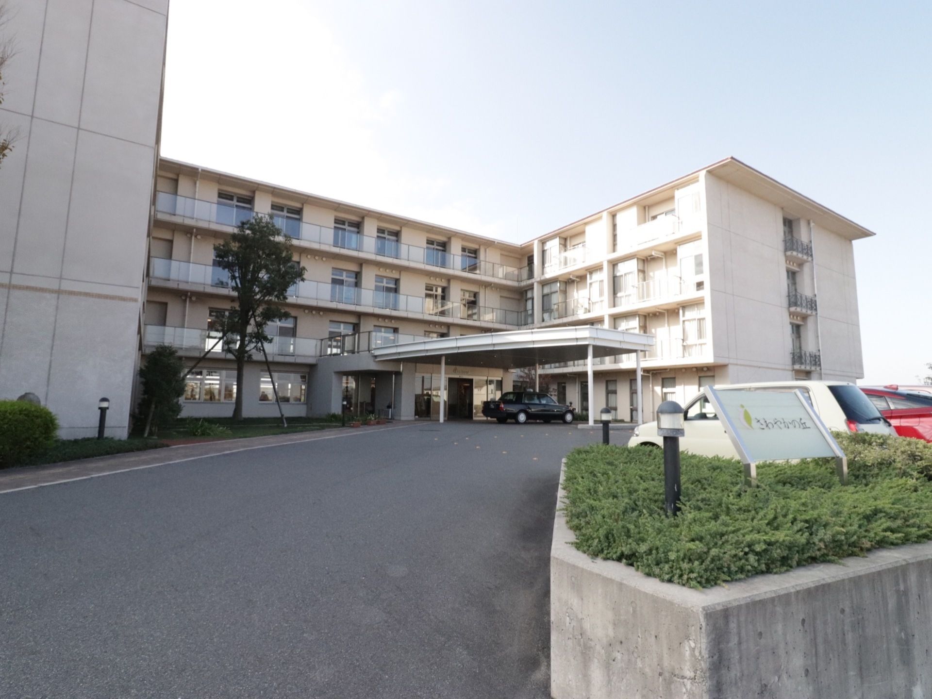 Ｕ型造りで、中央に大きな突き出た屋根のある玄関がある。建物前には、駐車スペースを設け、出入口からなだらかに坂道を描いている。