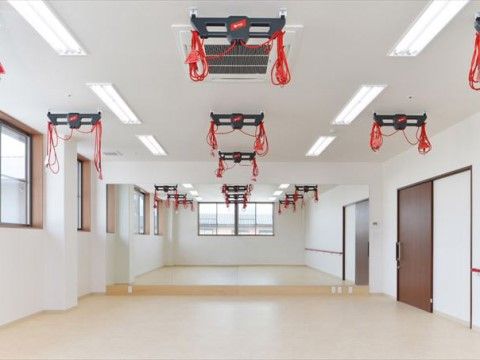 ホワイトを基調とした壁面に、ベージュのフローリングで清潔感のある空間