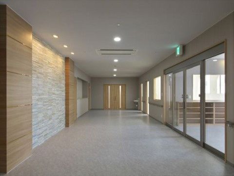横幅が広く設けられており、車椅子をご利用の方同士でもスムーズにすれちがえる。木目調と白タイルの壁がモダンな雰囲気である。
