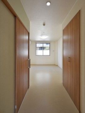 窓から外光が注ぎ込むため、明るい居室である。家具は持ち込めるので、愛着のある家具に囲まれながら快適に生活がおくれる。