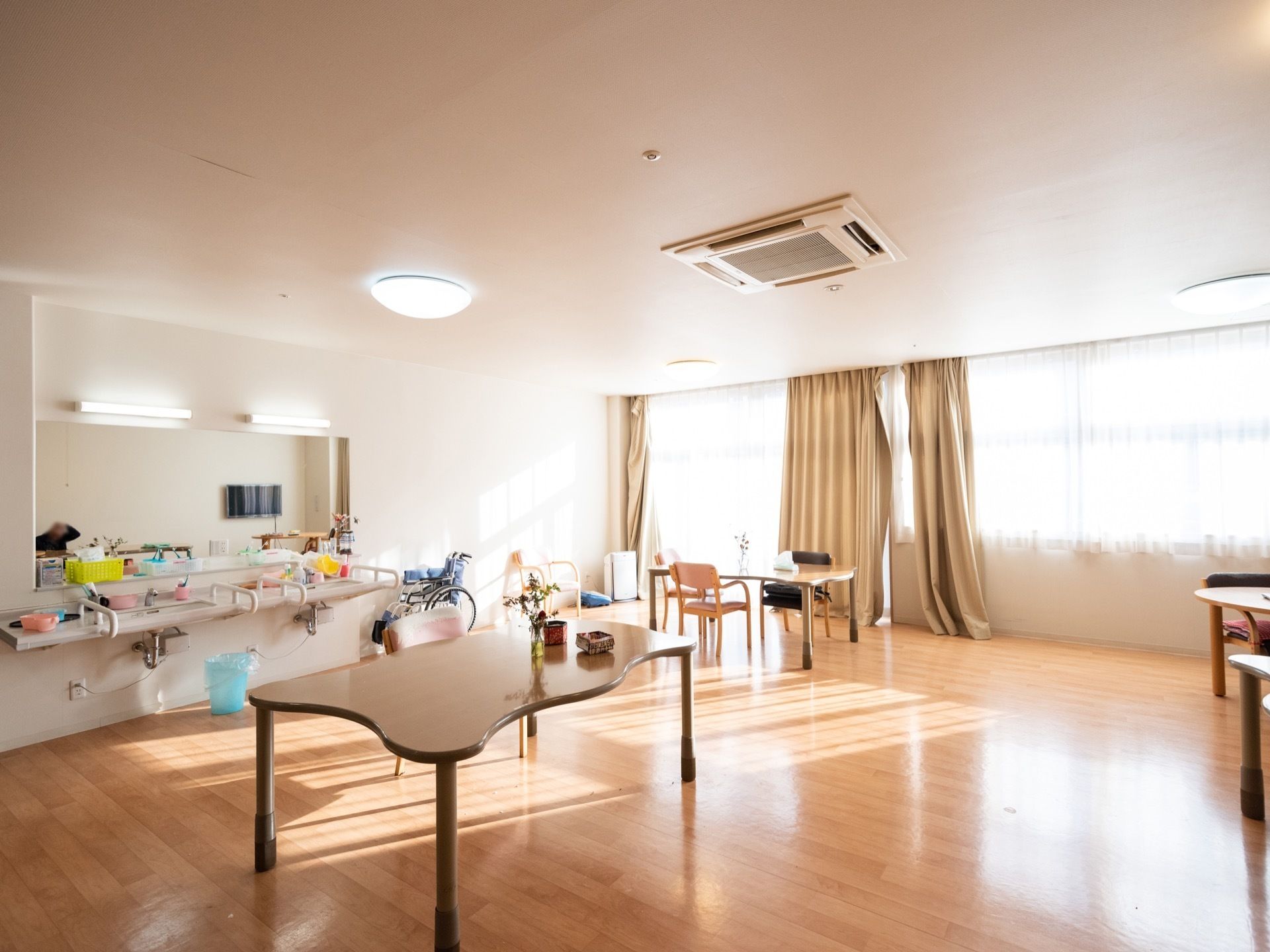 白を基調とした透明感のある食堂である。日当たりがよく環境に恵まれている。洗面台を2ヶ所設置して、館内の感染症予防に努めている。