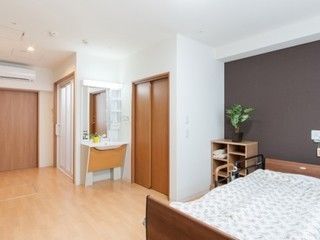 明るい色のフローリングで、シンプルな印象の広々とした居室