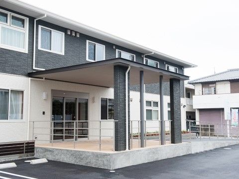 シンプルでおしゃれなマンションのような外観をしている。スロープがついており、車椅子での出入りもストレスなく行うことができる。