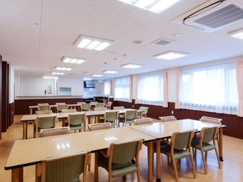 窓が大きく、開放感のある明るいリビング。車椅子での移動もストレスなく行えるスペースが確保されている。