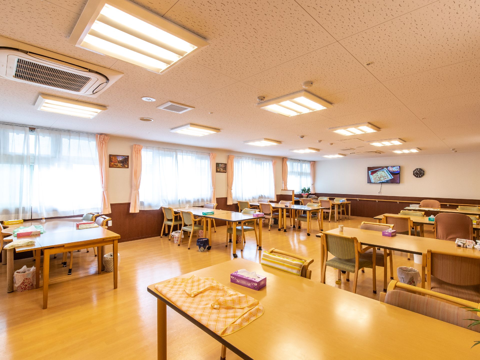 6人掛けのテーブルが複数配置されている、広々とした食堂