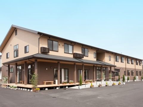 茶色を基調とした三角屋根の２階建ての建物である。敷地は舗装され、建物の周りには花が植えられたプランターが置いてある。