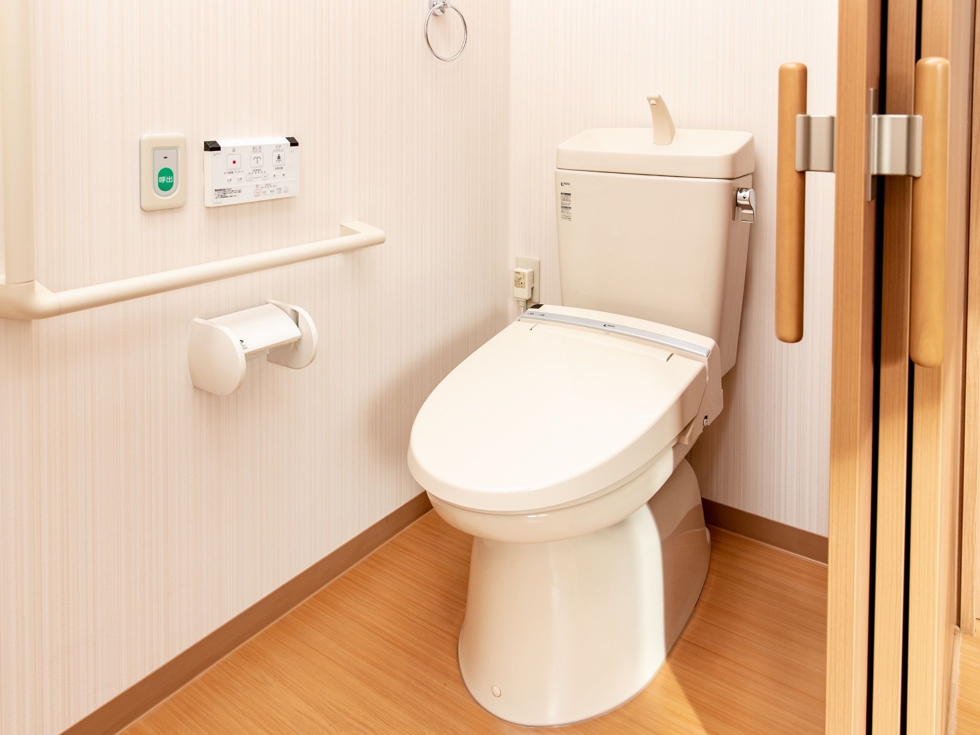 温水洗浄便座付きトイレがあり、呼び出しボタンが壁に取りつけられている。トイレのドアは引き戸式になっている。