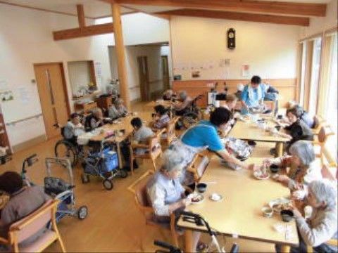明るい共有ダイニング